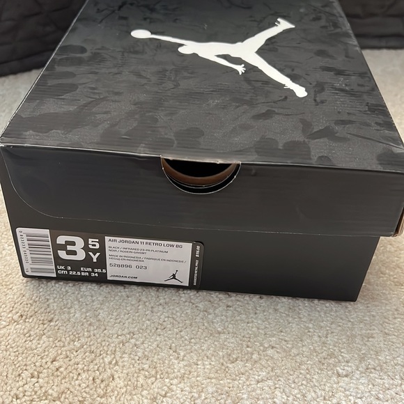 Excellent condition Jordan Retro 11 Low Infrared - size 3.5Y/woman 5 - Picture 7 of 7
